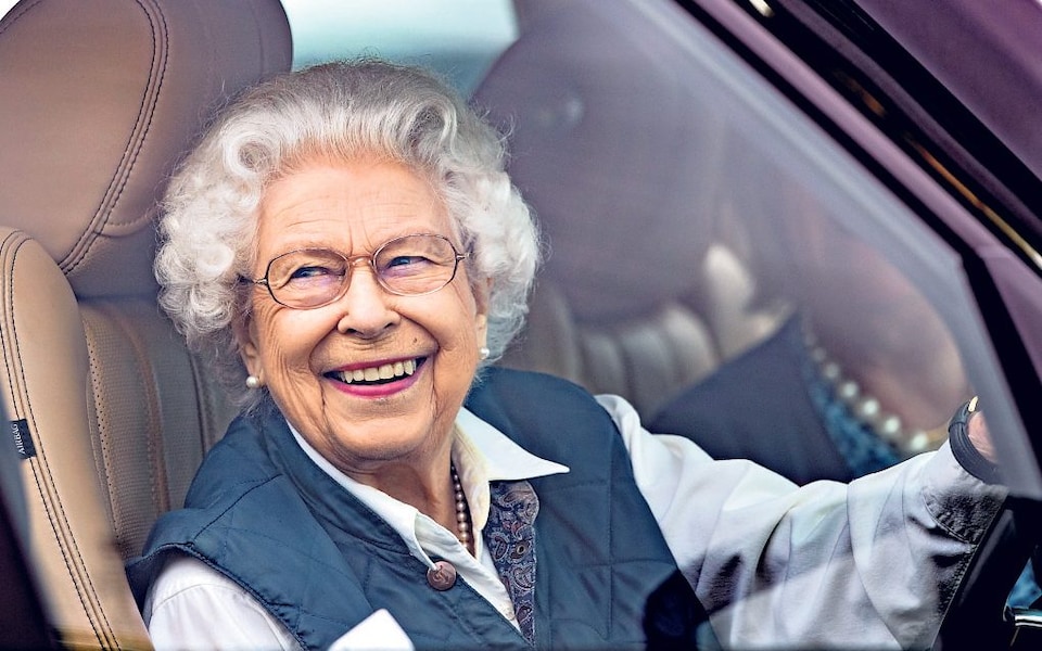 sat-cars-2015-range-rover_trans_NvBQzQNjv4Bq3U9-D5U2JffhMhmF-FT3hhsWhjO-E44eGxF1VHV3vlw Queen Elizabeth II driving